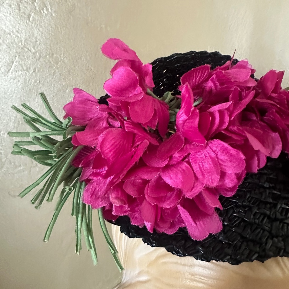 ADORABLE 1940s' BLACK TILT STRAW TOQUE WITH FUCHSIA FABRIC FLOWERS & STEMS - Picture 4 of 12